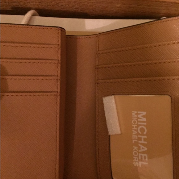 Michael Kors Jet set Travel Bifold zip coin Wallet - Picture 3 of 4